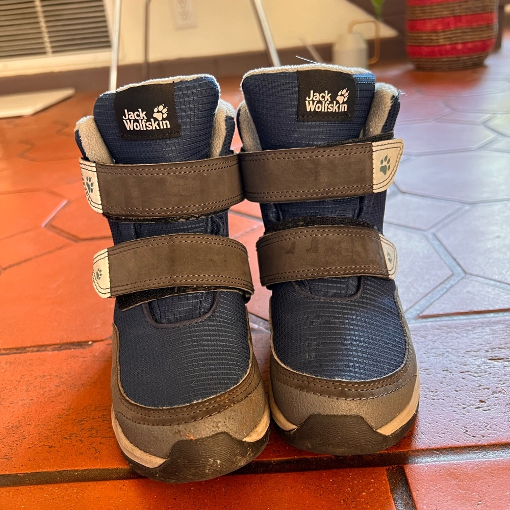 Jack Wolkskin size 13 snow boots almost new